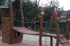 Dětské hřiště s velkou lanovkou